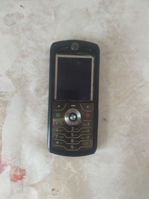 Motorola SLVR L7 — рабочий, без аккумулятора и стекла