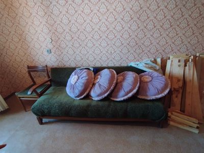 Старая мебель, диван, книжный шкаф, журнальный стол