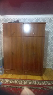 Гардеробга шкаф сотилади. Жуда кенг. Тозалиги 90 %