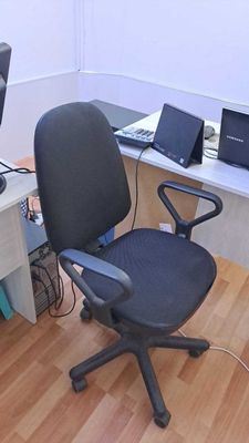 Продаётся 1 кресло и 1 стул в среднем состоянии