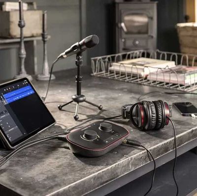 Продам Микрофон + Звук. Карта + Наушники Focusrite Vocaster One Studio