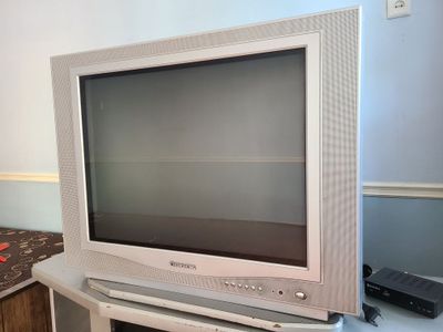 Телевизор с подставкой
