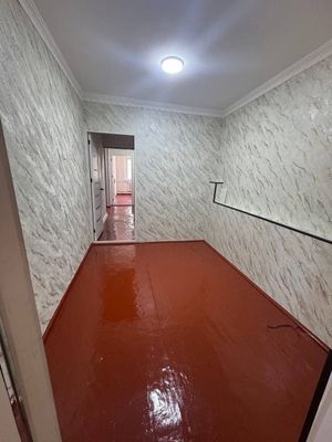 Киргили 3 хоналик янги ремонт 1 Чи кават 6 метр веранда
