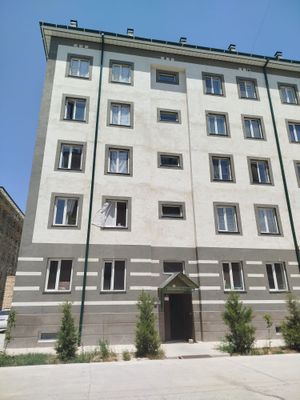 Samarqand Chelak shaxrida selxoz texnika ichida dom sotiladi