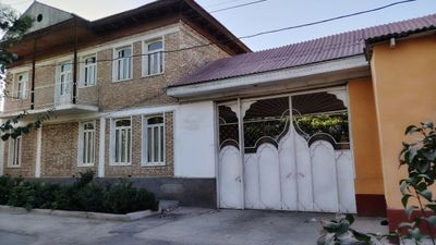 Hovli uy sotiladi