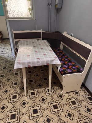 Кухонный уголок Состояние отличное 400.000. Ещё имеется большой стол