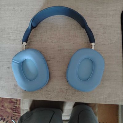 Беспроводные наушники с зарядкой в комплекте.