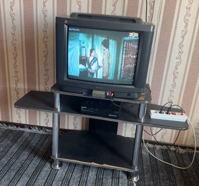 Телевизор Rolsen original с тюнером от uzdigital tv и стойкой