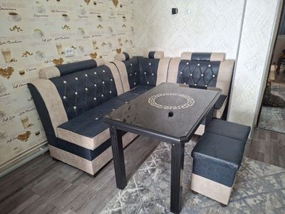 Комплект уголок с 2 пуфиками и столом в отличном состоянии
