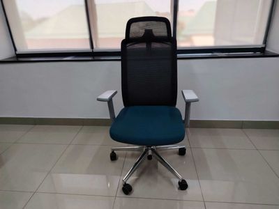 Qulay va zamonaviy ofis kreslolar sotiladi