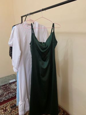 Атласное платье на лямке
