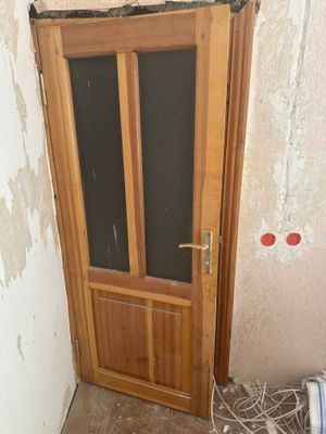 Ёгоч эшикдар бор  3 та эшик 2 м 90с