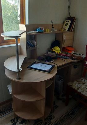 продаю срочно писменный- компьютерный стол