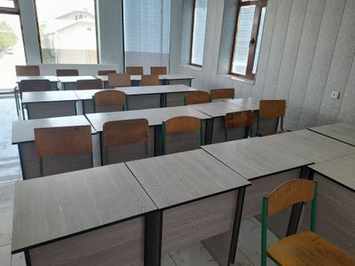 O‘quv markaz, parta, stul, doska.