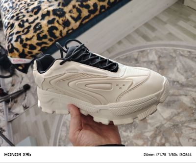 кроссовки от бренда zara