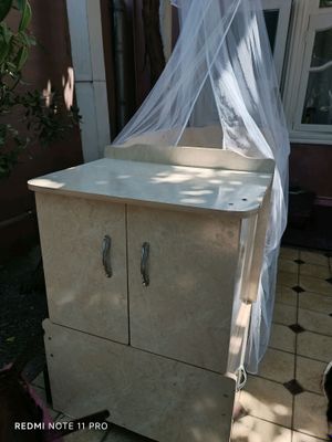 детская кроваток с качелем
