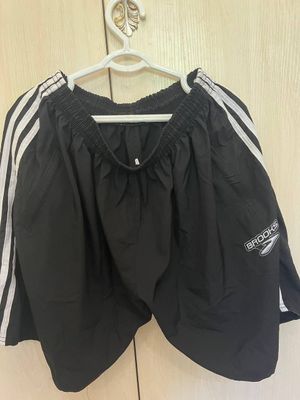 Черные шорты с белыми линиями