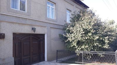 Участок 7 сотка, икки этажли уй, 2 та туалет 2 та ванна бор, 7 хона