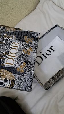 Karobka DIOR qutisi