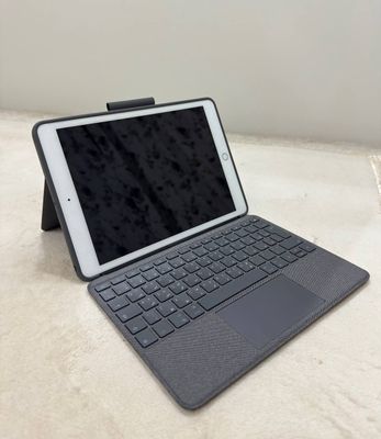 iPad 8 128GB WiFi Silver + Logitech Klaviatura Chexol + Steklo