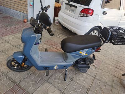 Скутер сотилади .