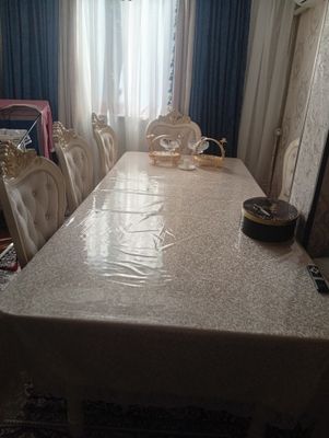 Продается стол и 8 стульев