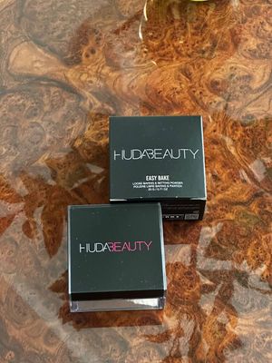Пудра для фиксации макияжа Huda Beauty Easy Bake – оттенок Pound Cake