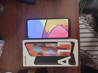 Samsung A11 2020 yil , toza , holati ideal , dokumenti bor .