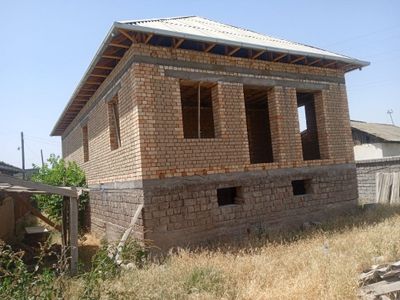 Уй сотилади 4сотих ер.10та хона.Цех+Уй.Нурафшон шахри. Текстиль атрофи