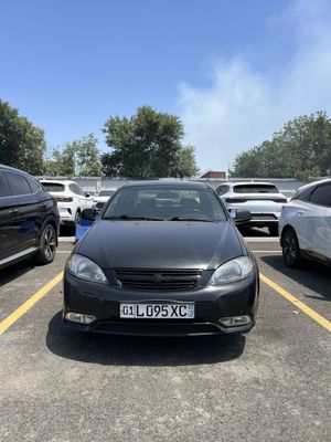 Gentra 2015 yili rangi qora 2 pozitsiya mehanika gazi bor