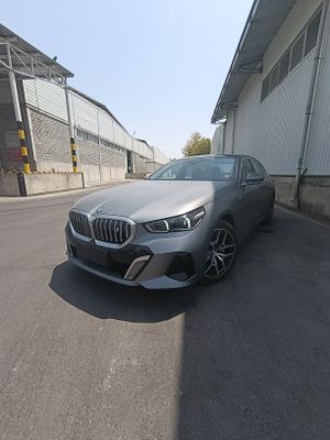 BMW i5 edrive 35l sport