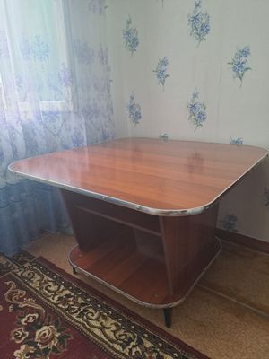 Продается стол в хорошем состоянии.