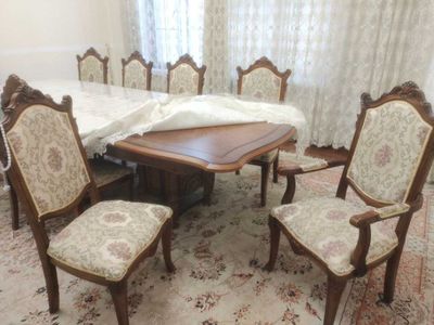 Продаются: деревянный стол и 12 стульев