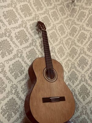 Gitara holati yangi Ispaniyaniki telda qolganin kelishamiz