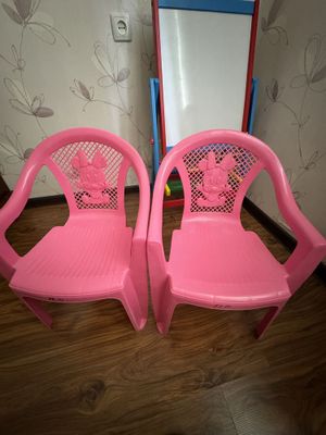 2 детских стульчинка из пластика, почти новые