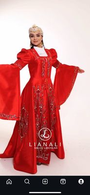 Lilanali toy liboslar dokonidan xarid qilingan