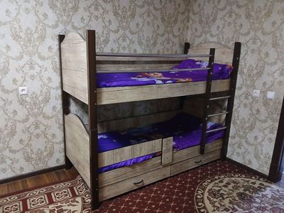 Ideal holatda ikki etajkalik krovat sotiladi.Parta tekin