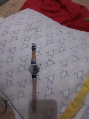 Soat va bilaguzuk sotaman
