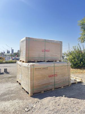 Quyosh panel va invertorlar ustanofkasi bilan