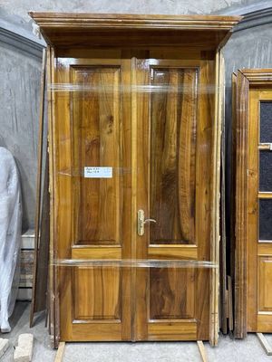Двухстворчатые двери из орехового дерева