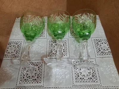 Красивые изумрудные фужеры на фигурной ножке. Цветной хрусталь. Герман
