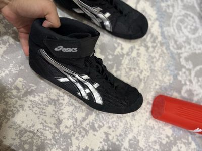 Борсовка Asics брентидан сифата йахши боксга ва кураш спортларига бола