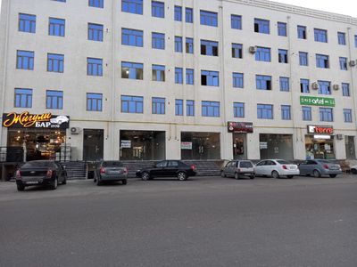 Магазин 93 кв хамма дакуметлари жойда. 50 кв падвали бепулга берилади