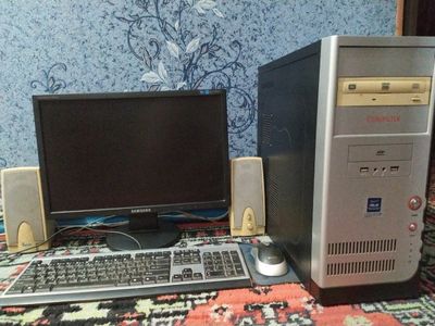 Компьютер, монитор, колонки, клавиатура и мышка