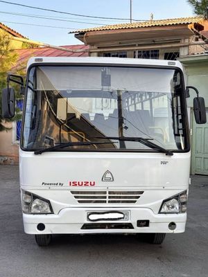 Isuzu. NP 26