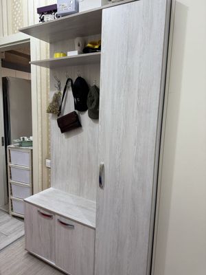 Karidorga kiyim iladigan mebel srochna sotiladi