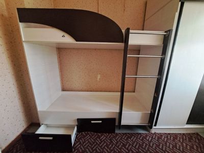 Продается детская мебель. Огромная двухъярусная кровать со шкафом