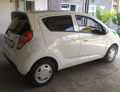 Spark rangi oq yili 2016