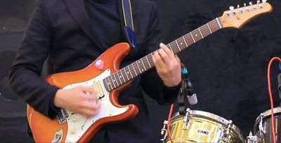 Elektron gitara sotiladi zvuklari toza+sanziyo chexol