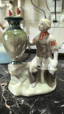 Фарфоровая статуэтка.